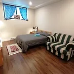 Sanitized Renovated Close To Subway And 24 Hrs Services