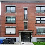 Sanitized Renovated Close To Subway And 24 Hrs Services
