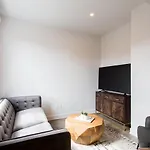 Light Filled 2 Bdr Unit In Mile End By Den Stays