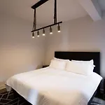 Light Filled 2 Bdr Unit In Mile End By Den Stays