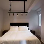 Light Filled 2 Bdr Unit In Mile End By Den Stays