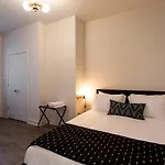 Light Filled 2 Bdr Unit In Mile End By Den Stays