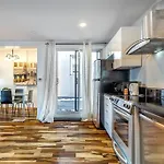Stylish Townhome Dt Mtl