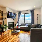 Stylish Townhome Dt Mtl