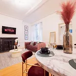 Historical Condo In Montreal - La Marie Antoinette