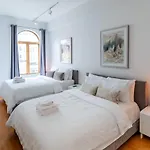Spacious 2 Bedroom In The Heart Of Montreal