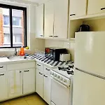 Stylish Montreal Apartment: Comfortable Stay In The Golden Square Mile