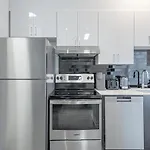 Luxurious 3Bd Apt In Heart Of Downtown Free Parking On-Site 5 Min Walk To Bell Center