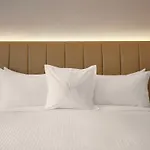 Vogue Hotel Montreal Downtown, Curio Collection By Hilton