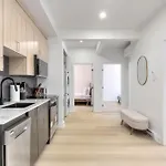Free Indoor Parking Cozy & Spacious Condo In Heart Of Downtown