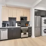 Free Indoor Parking Cozy & Spacious Condo In Heart Of Downtown