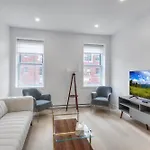 Free Indoor Parking Cozy & Spacious Condo In Heart Of Downtown