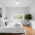 Trendy 2-Bedroom Haven By Jean Talon Market