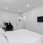 Cozy 1Br Apartment With Workspace In Trendy Monkland Village