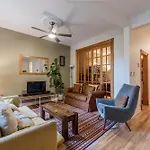 Spacious 2-Level 4 Bedroom Home Near Jean-Talon Market, Pets Welcome!