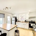 Spacious 4-Bedrooms In Homa Montreal 22