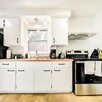 Spacious 4-Bedrooms In Homa Montreal 22