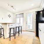 Spacious 4-Bedrooms In Homa Montreal 22
