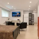 Stylish Furnished Modern Studio, Bright And Spacious 20 Minutes From Downtown
