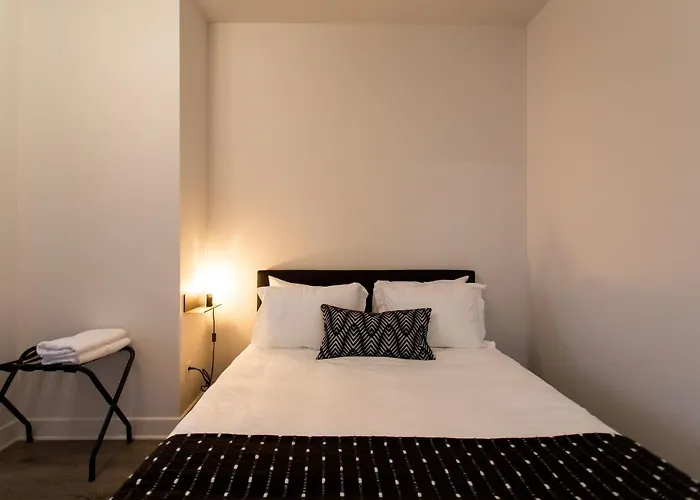 Light Filled 2 Bdr Unit In Mile End By Den Stays