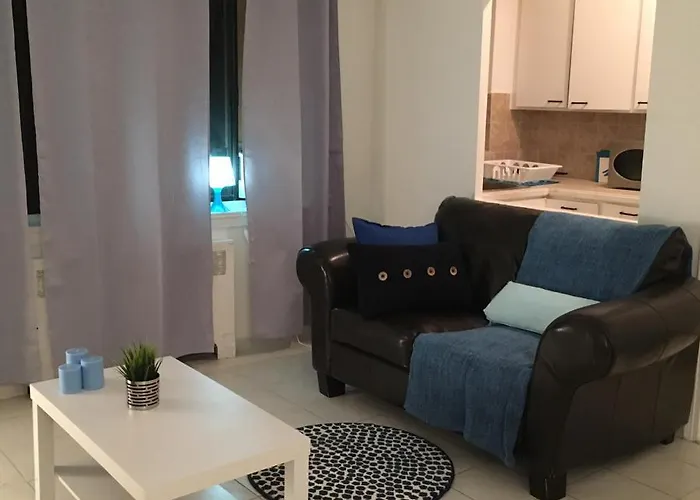 Stylish Montreal Apartment: Comfortable Stay In The Golden Square Mile