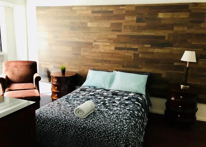 Stylish Montreal Apartment: Comfortable Stay In The Golden Square Mile
