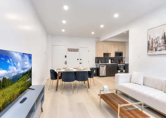 Free Indoor Parking Cozy & Spacious Condo In Heart Of Downtown