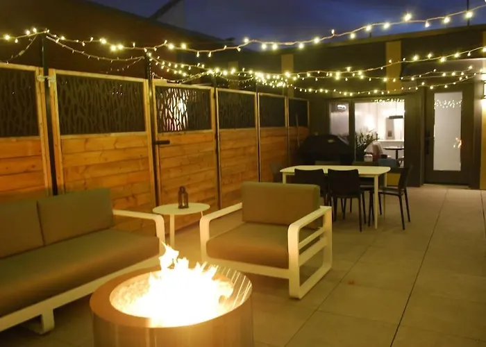 Plaza12 - Stringlights, Xl Terrace, Restos & Shops