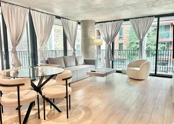 Modern 2 Bedroom Condo In Griffintown - Stylish And Convenient