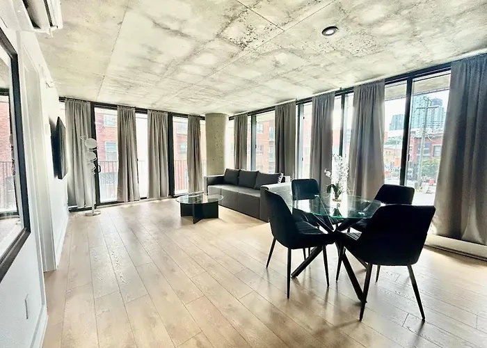 Stylish Two Bedroom Urban Condo In Griffintown