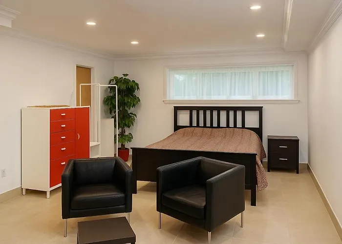 Stylish Furnished Modern Studio, Bright And Spacious 20 Minutes From Downtown