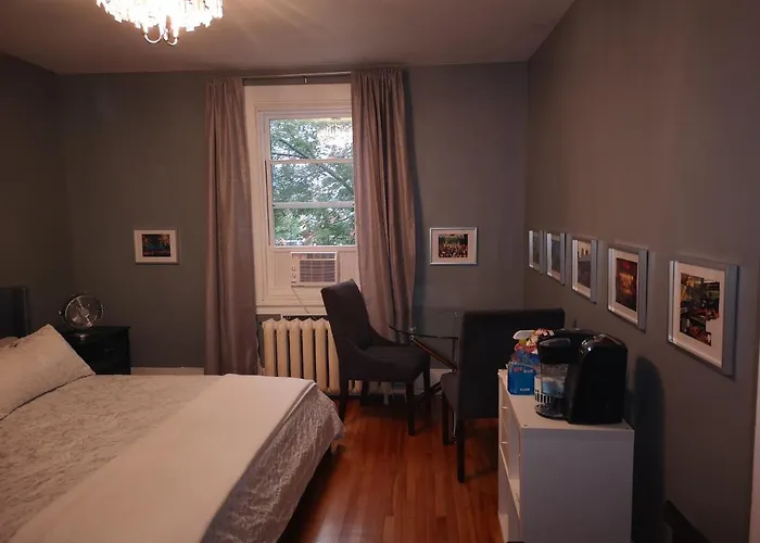 Room With King Bed In Shared 3 Bedroom Downtown