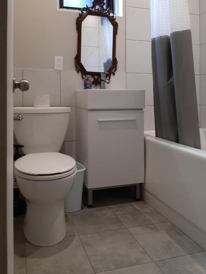 Sanitized Renovated Close To Subway And 24 Hrs Services * Montreal