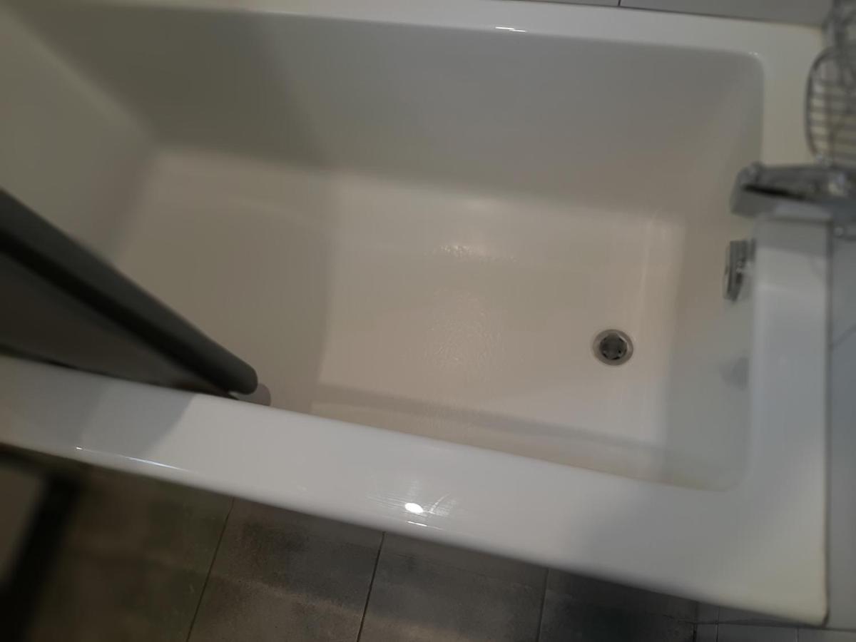 Sanitized Renovated Close To Subway And 24 Hrs Services Apartment *