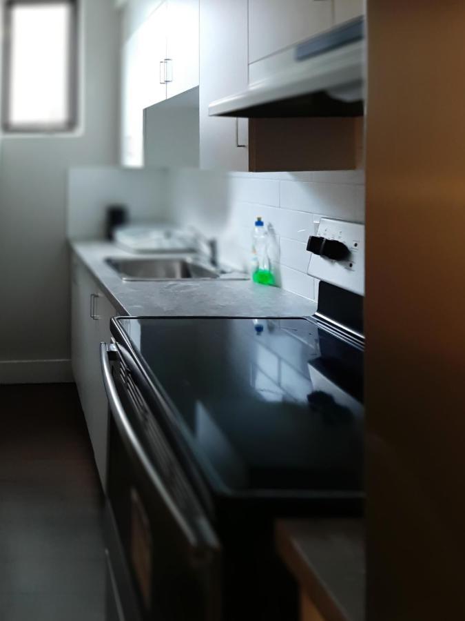 Sanitized Renovated Close To Subway And 24 Hrs Services *