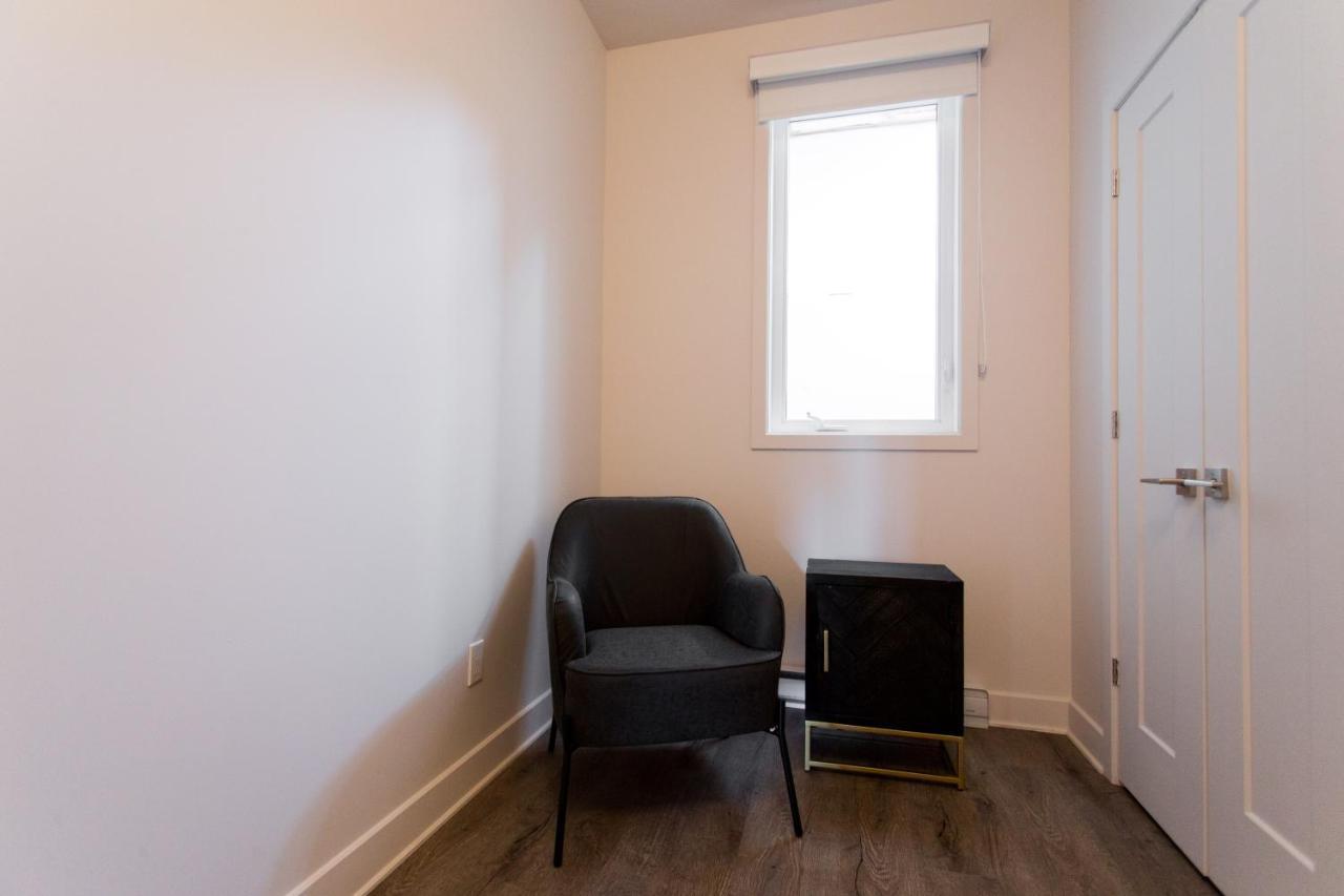 Light Filled 2 Bdr Unit In Mile End By Den * Montreal