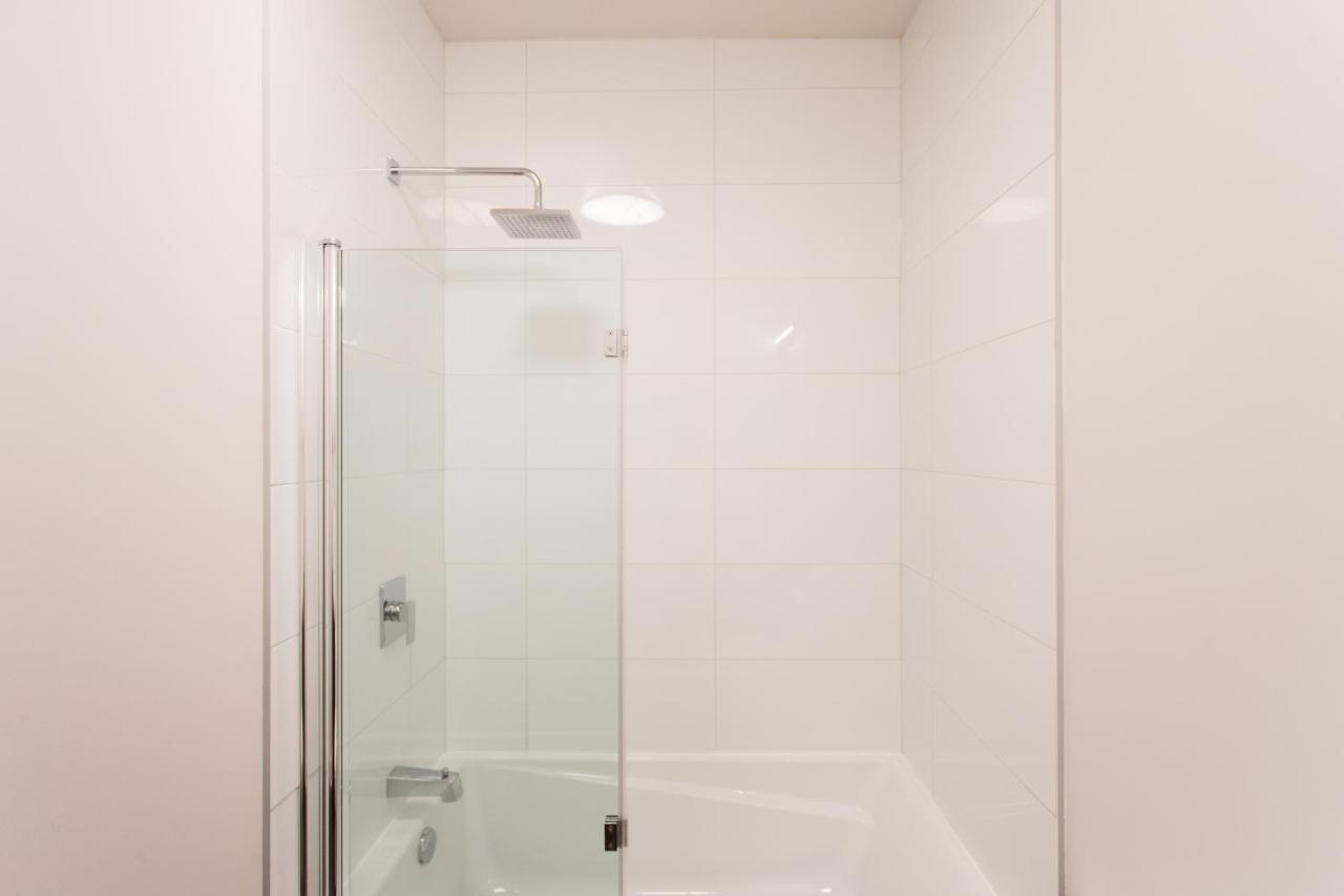 Light Filled 2 Bdr Unit In Mile End By Den * Montreal