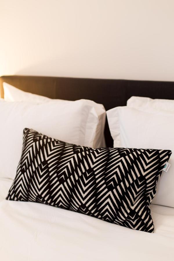 Light Filled 2 Bdr Unit In Mile End By Den *