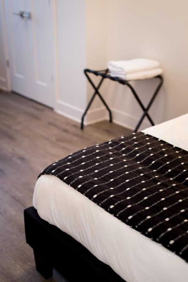 Light Filled 2 Bdr Unit In Mile End By Den Montreal