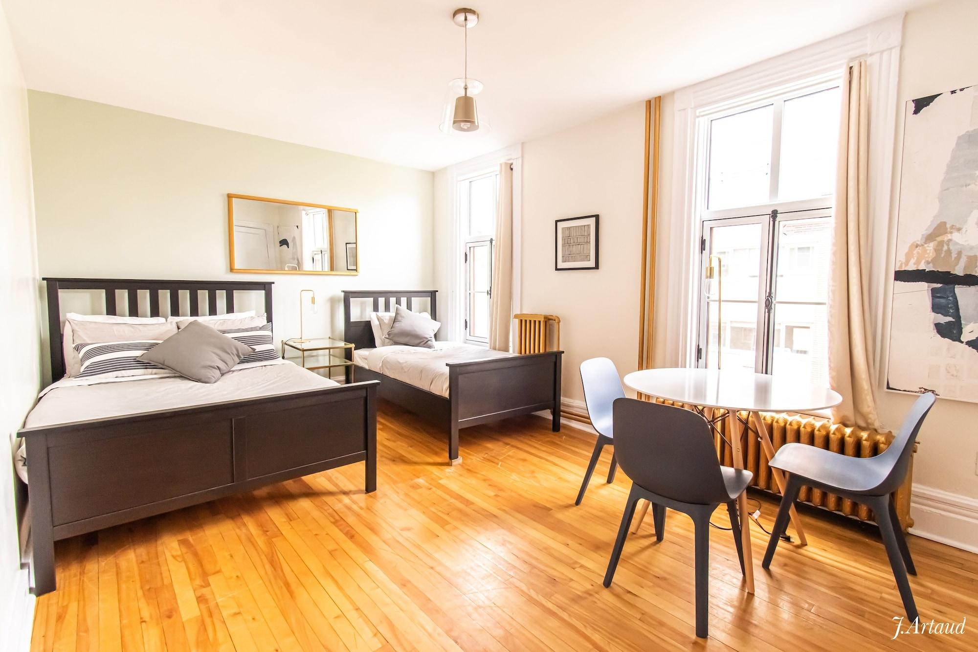 Auberge Du Plateau Hostel Montreal