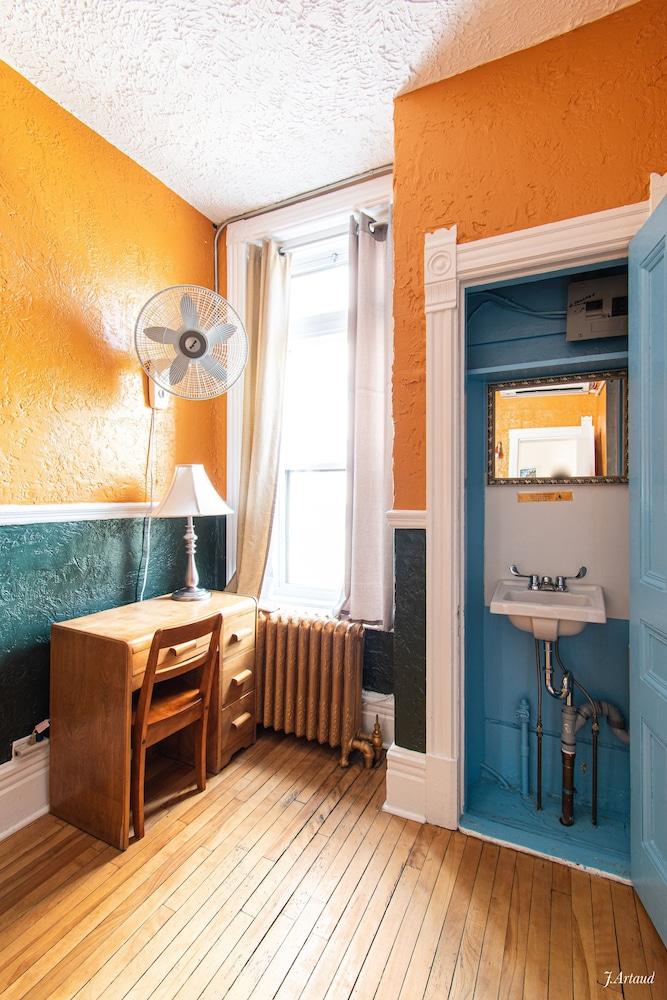 Auberge Du Plateau Hostel Montreal