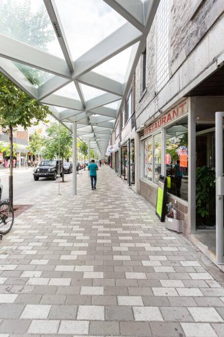 No°1~plaza St-hubert~metro Jean-talon~jarry Parc *