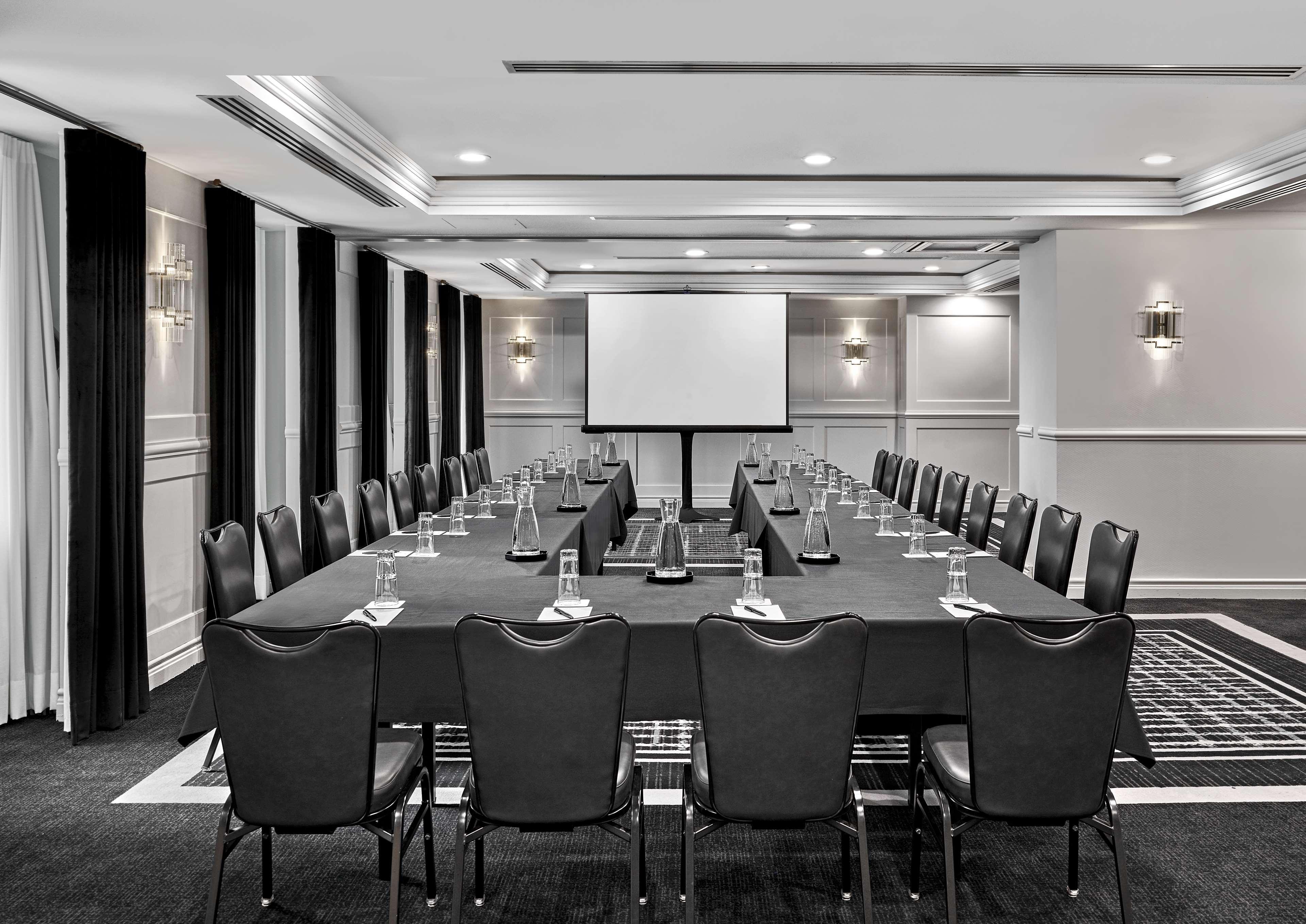Vogue Downtown, Curio Collection By Hilton 4* Montreal