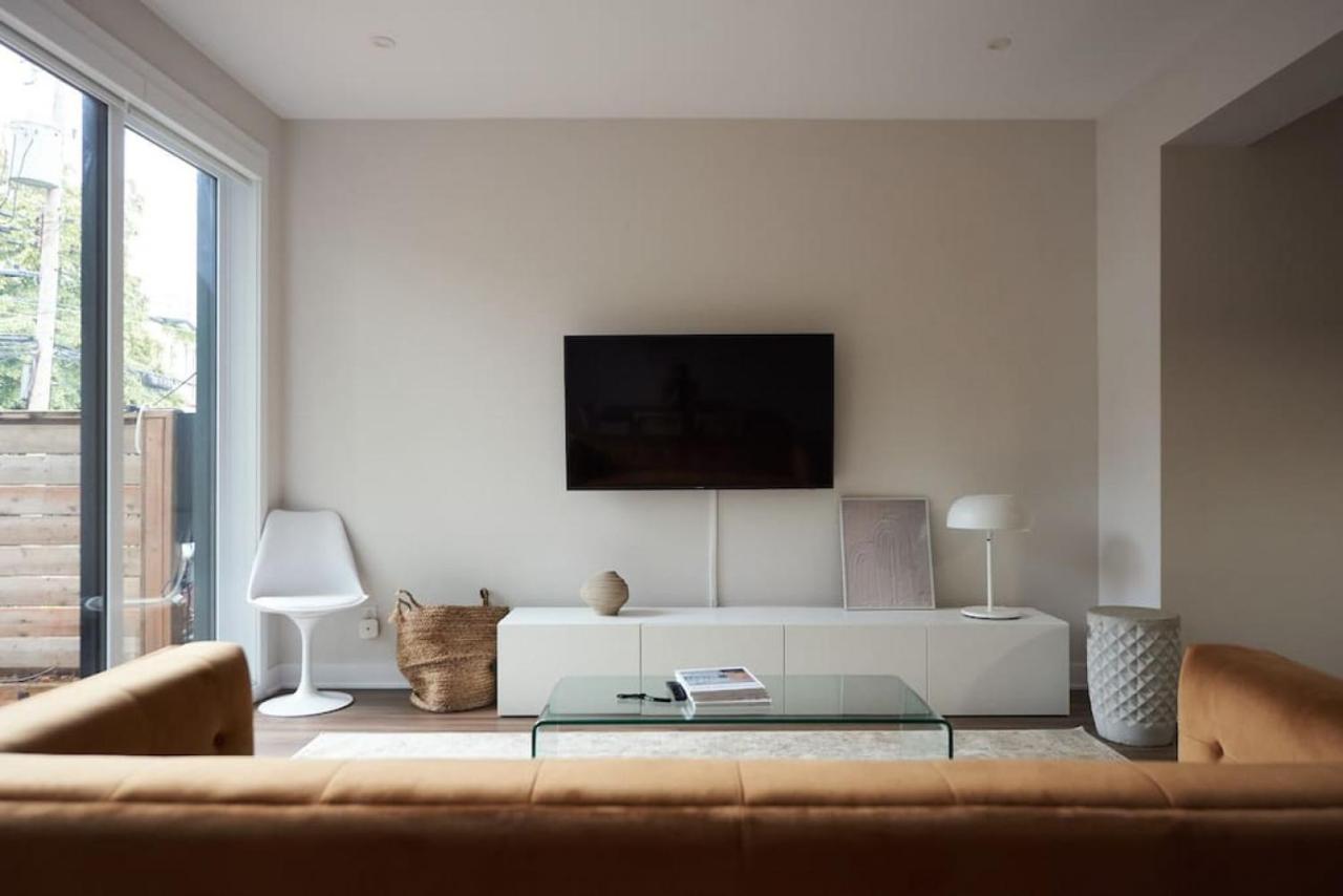 Design 3 Bedroom Flat With Private Terrace In Little Italy By Denstays Apartment Montreal