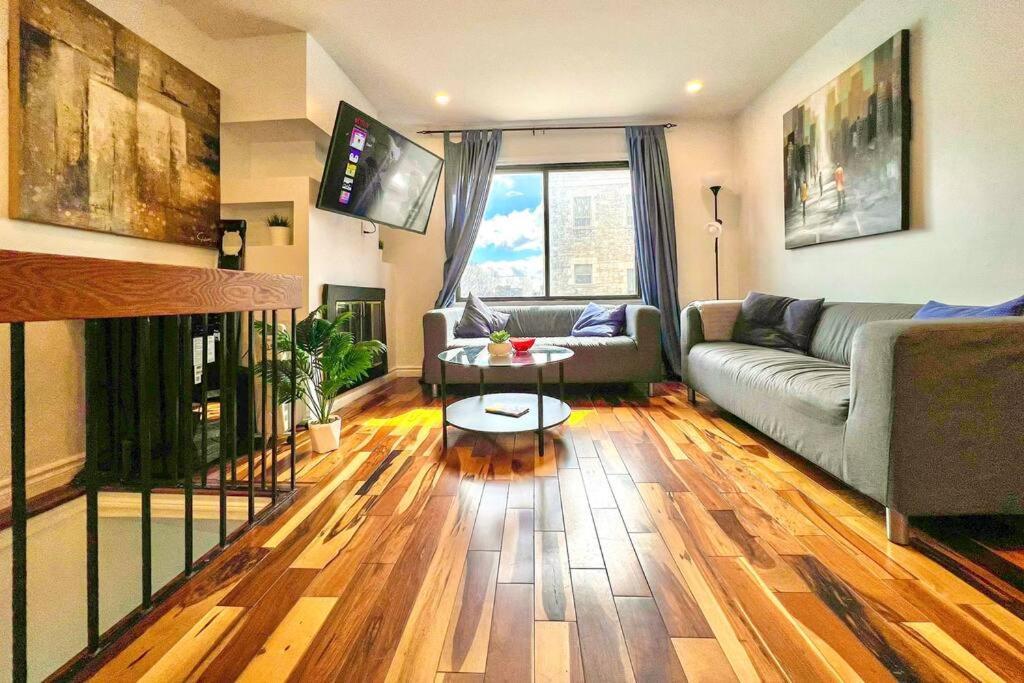 Stylish Townhome Dt Mtl Villa