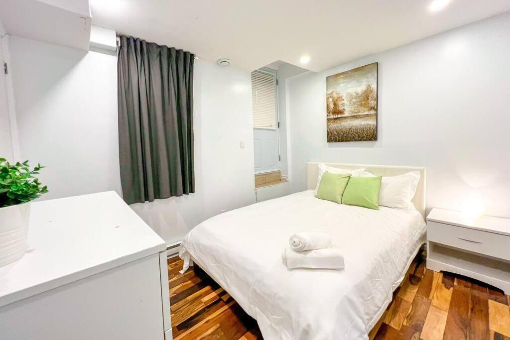 Stylish Townhome Dt Mtl Villa