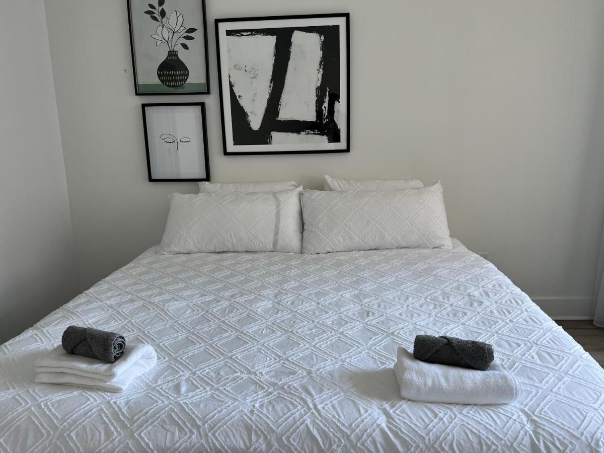 Spacious 5-bed Oasis In The Heart Of Downtown-5 Min To Bell Center, Free Parking Apartment *