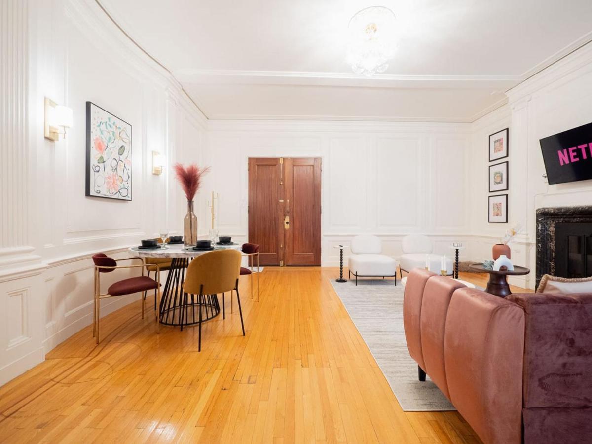 Historical In - La Marie Antoinette Apartment Montreal
