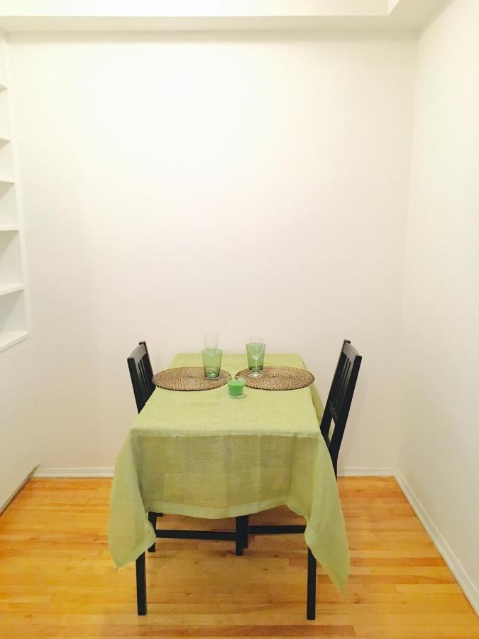 Apartment Stylish Apartment: Comfortable In The Golden Square Mile *