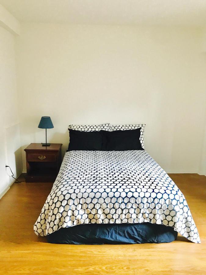 Stylish Apartment: Comfortable In The Golden Square Mile * Montreal